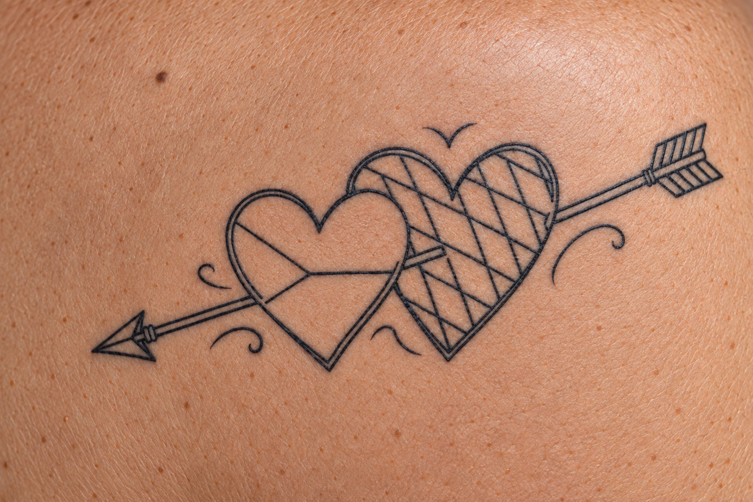 Zwei Herzen schlagen in meiner Brust: Prag und Bayern Tattoo aus 2 Herzen mit der Flagge Tschechiens und Bayerns und einem Pfeil durch