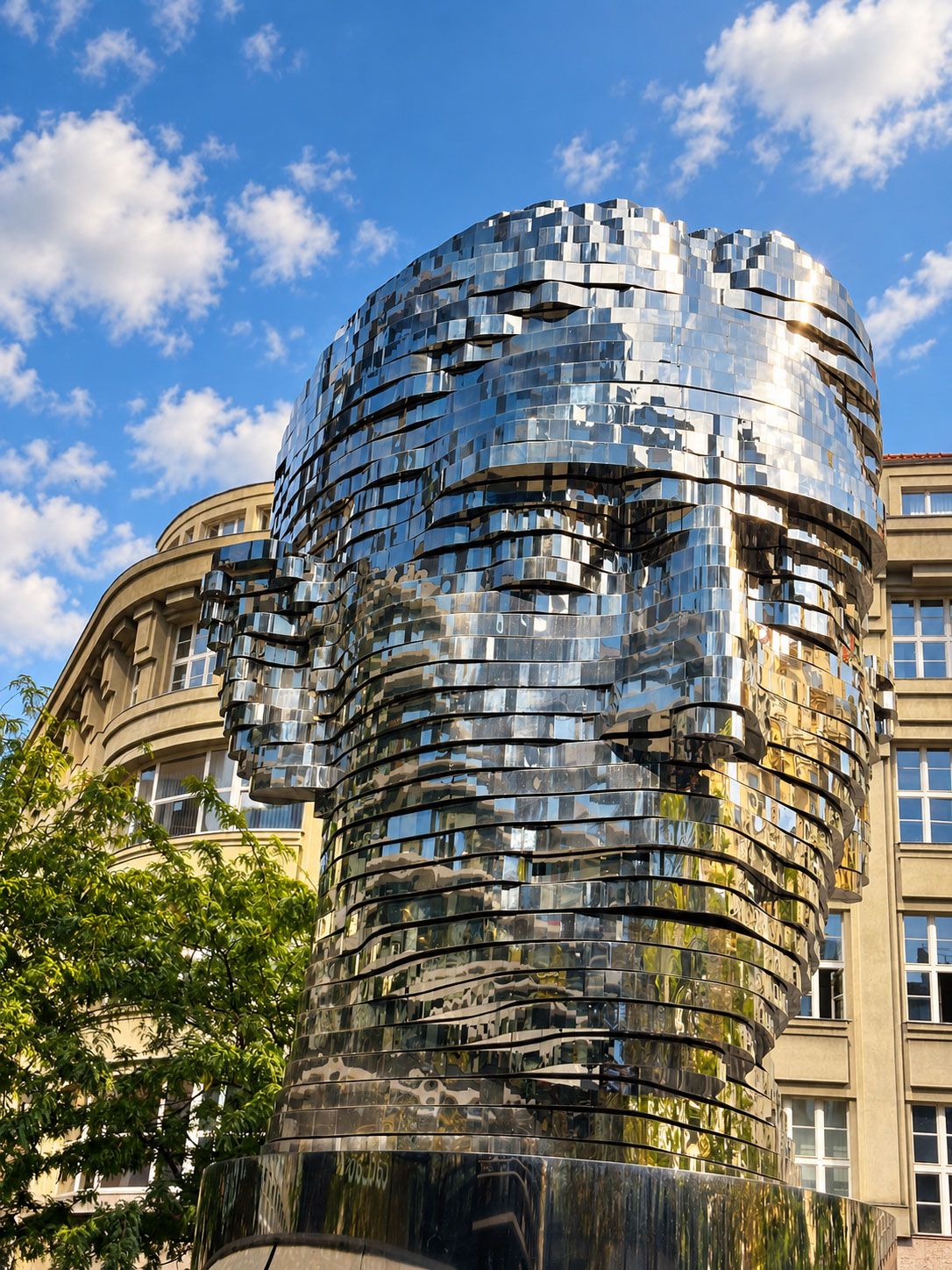 elf Meter hohe, glänzende Skulptur des Franz-Kafka-Kopfes aus rotierenden Edelstahl-Platten auf einem Platz in der Prager Neustadt